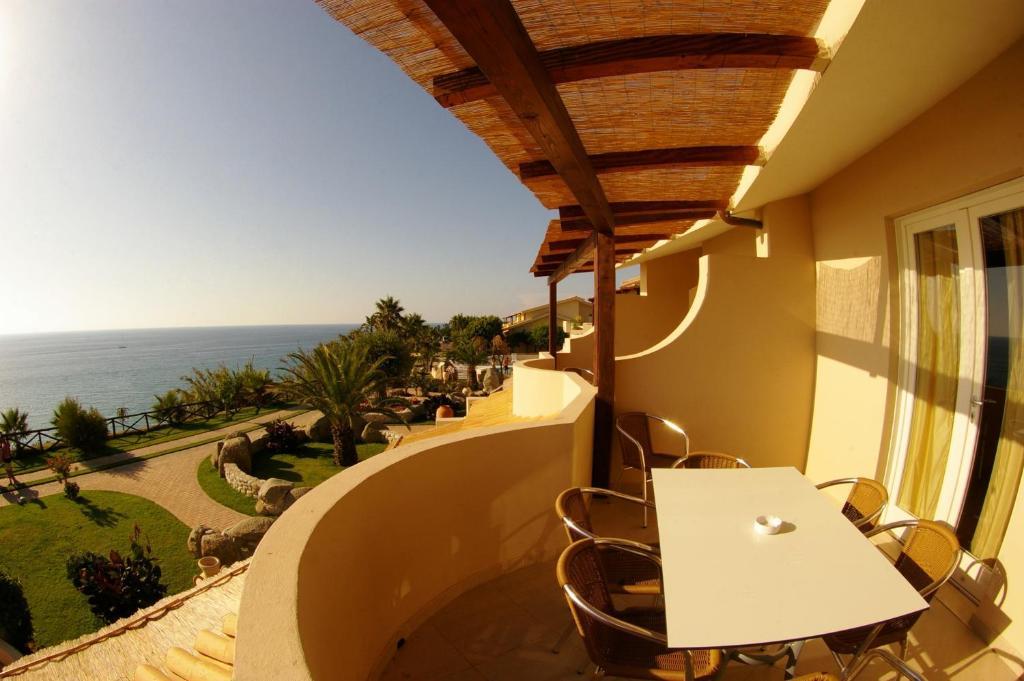 Hotel Villaggio Cala Di Volpe Capo Vaticano Exterior photo