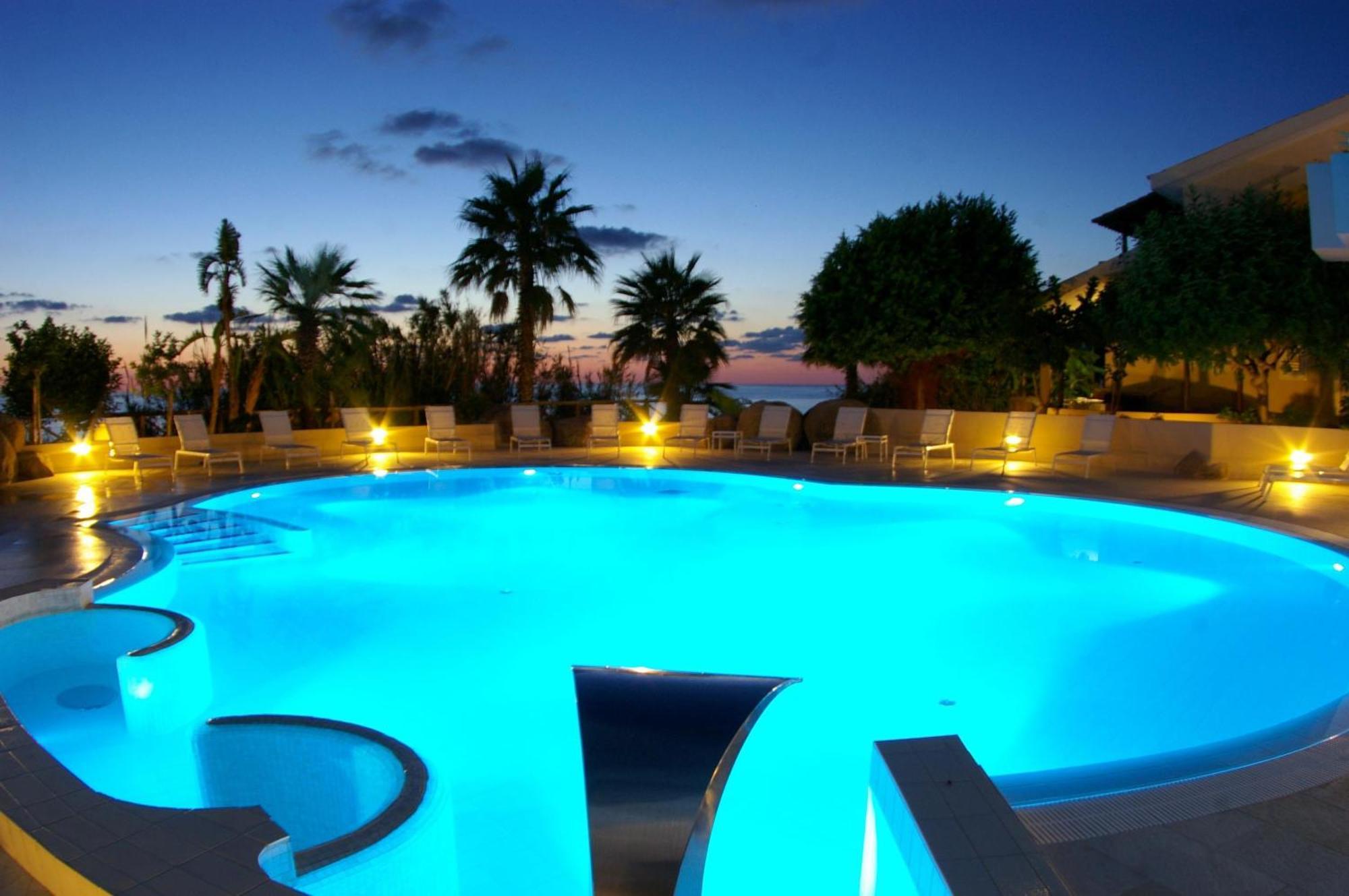 Hotel Villaggio Cala Di Volpe Capo Vaticano Exterior photo
